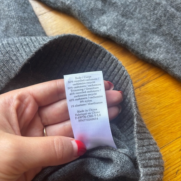 Everlane Cashmere Classic V Sweater - Picture 4 of 4
